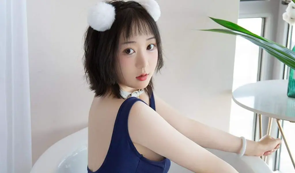Gái Xinh Khoe Dáng Theo Concept Manhwa 18+ Chị Gái Sexy Ở Hồ Bơi