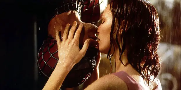 Cảnh hôn siêu ngọt ngào ở Spider-Man hóa ra ẩn chứa sự thật í ẹ làm nam chính khó chịu: Sự ướt át nào cũng có giới hạn của nó! - Ảnh 1.