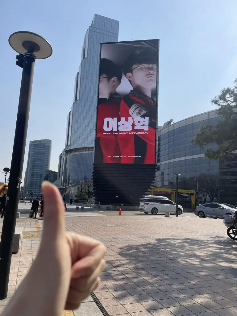 Fan thuê hẳn biển quảng cáo tại trung tâm Seoul để chúc mừng kỷ niệm Faker tròn 9 năm ‘debut’ tại LCK