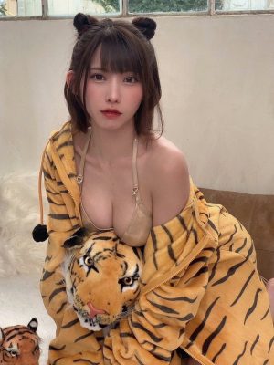 Trổ tài cosplay loài hổ, gái xinh Nhật Bản khiến netizen lác mắt khi ngắm chúa sơn lâm phiên bản gợi cảm - Ảnh 1.