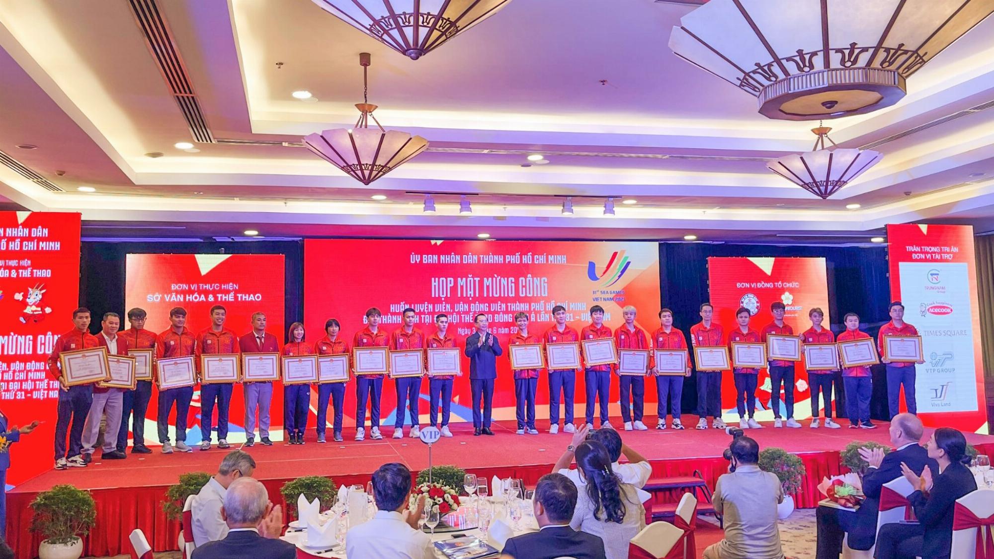 Vận động viên HCV eSports Việt Nam nhận cơn mưa bằng khen, cộng đồng réo tên Liên Quân Mobile và Free Fire