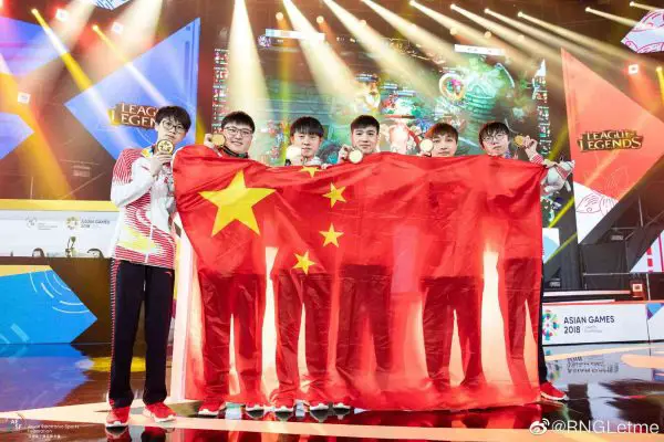 Letme (thứ 3 từ phải sang) cùng đội tuyển LMHT Trung Quốc giành chiến thắng trước đội Hàn Quốc tại ASIAD 2018