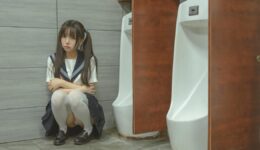 Rúng động: Nữ sinh Nhật Bản đang làm gì trong WC nam?