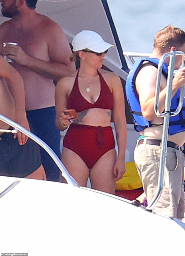 Góa phụ đen Scarlett Johansson diện bikini lộ bụng ngấn mỡ vẫn gợi cảm - Ảnh 1.