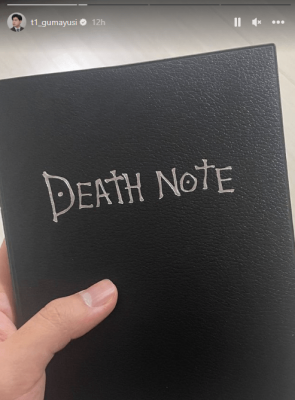 Gumayusi chia sẻ hình ảnh cầm trên tay cuốn sổ Death Note nổi tiếng.