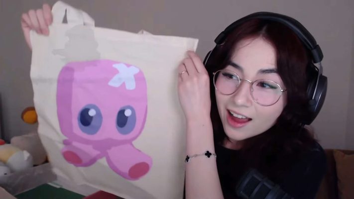 Nữ streamer Kyedae hé lộ quà từ Riot Games trên sóng livestream.