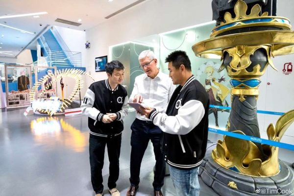 miHoYo tiếp đón CEO Apple, Tim Cook, tại "đại bản doanh" ở Thượng Hải.