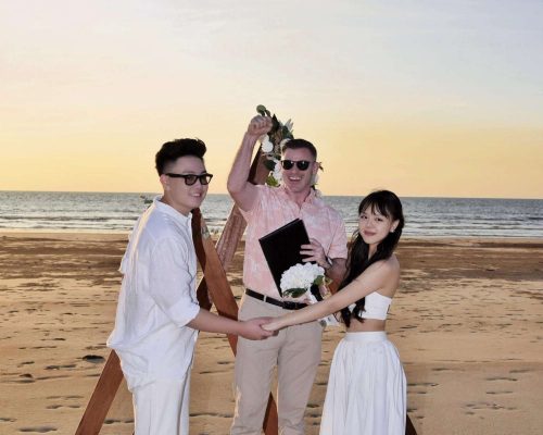 Cặp đôi đã tổ chức lễ cưới bên bờ biển Úc.