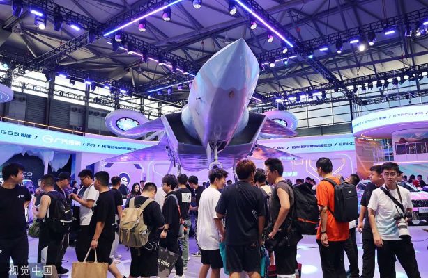 Khách tham quan mô hình máy bay chiến đấu trong khu vực triển lãm của GAC ​​Motor tại ChinaJoy ở Thượng Hải, vào ngày 30 tháng 7 năm 2023.