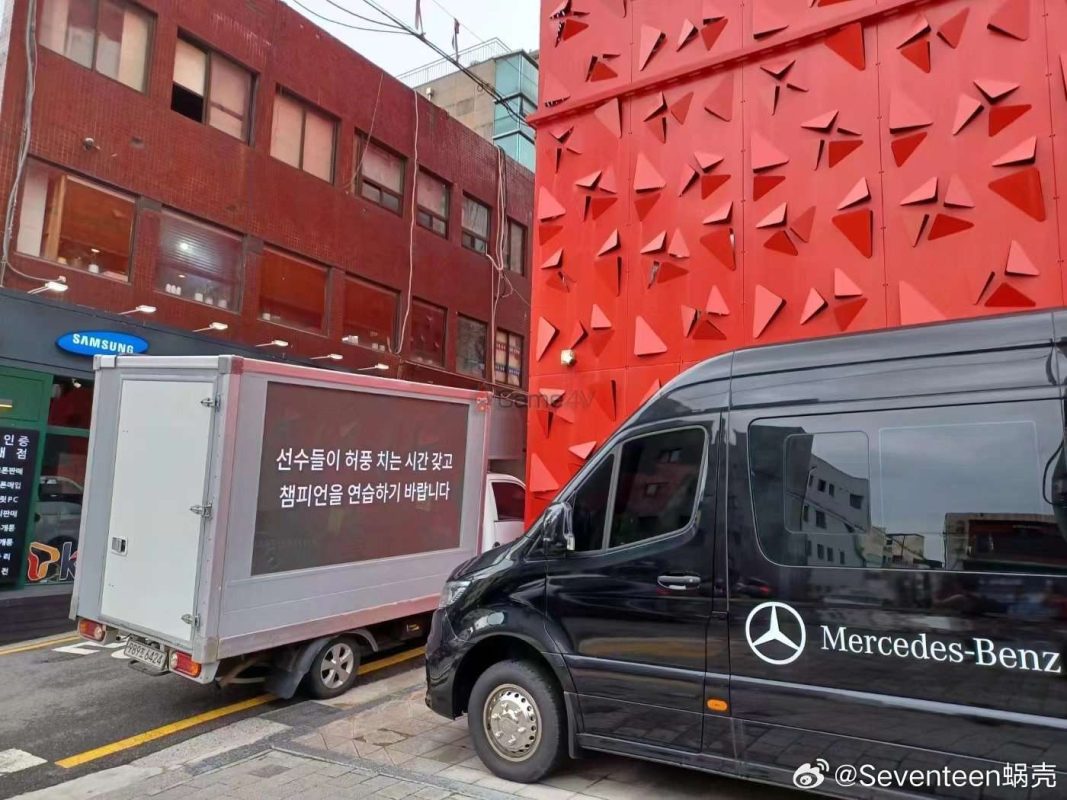 Xe tải kèm biểu ngữ đỗ ở trước trụ sở T1.