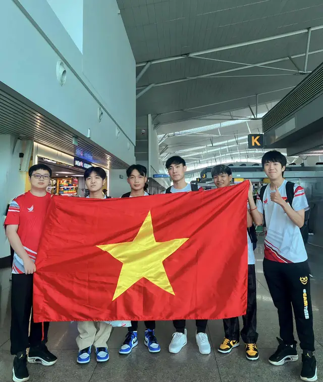 SofM và các học trò di chuyển sang Hàn Quốc cho trận giao hữu gặp đội LMHT xứ Hàn