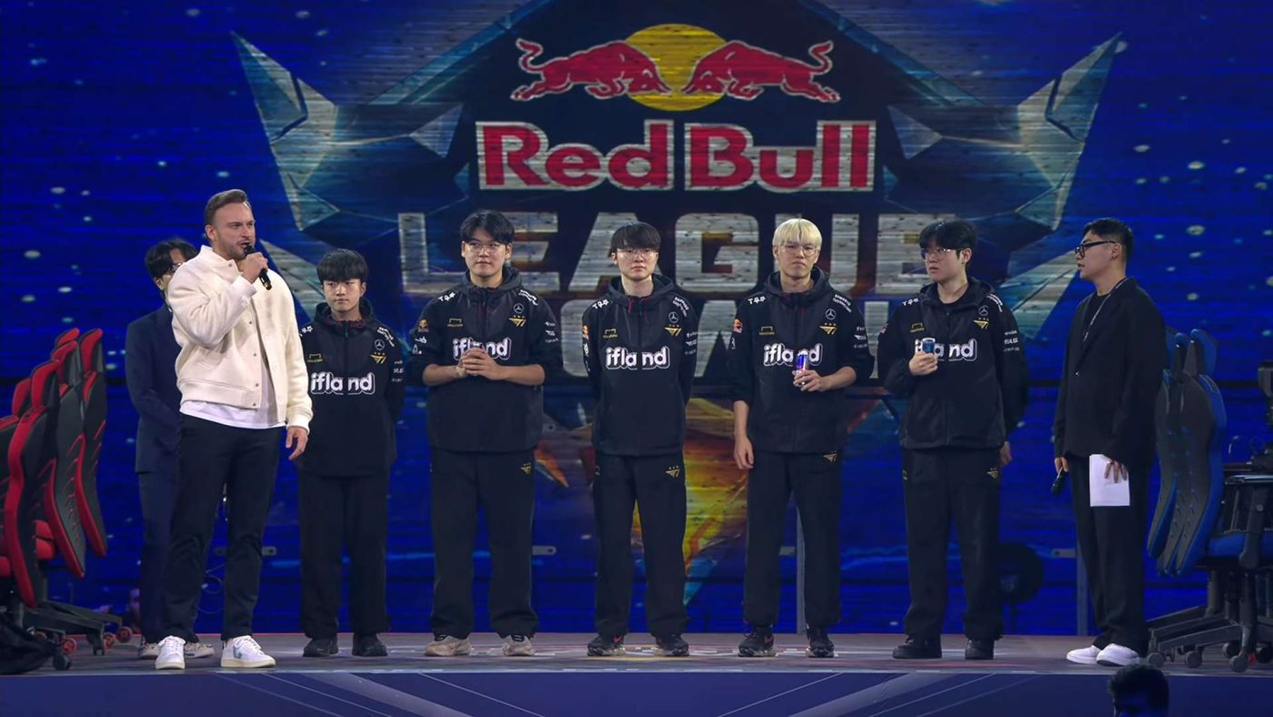 Sân khấu của Red Bull được nhận xét là tương đối hoành tráng so với một sự kiện showmatch của LMHT.