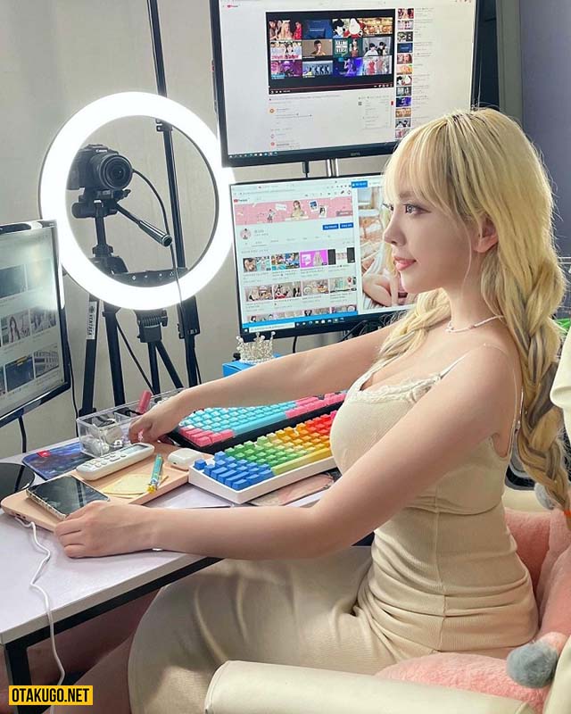 Nữ streamer Hàn Quốc"gây sốt" khi cosplay trang phục Squid Game