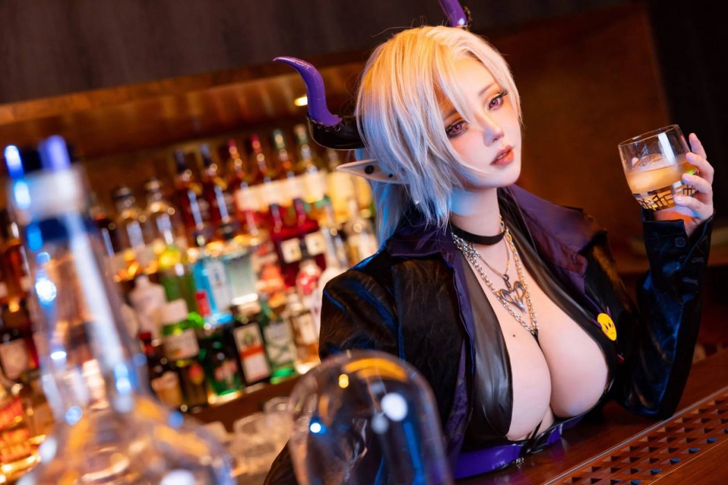 Mê mẩn với Cosplay Oni ngực siêu to siêu khổng lồ làm Bartender