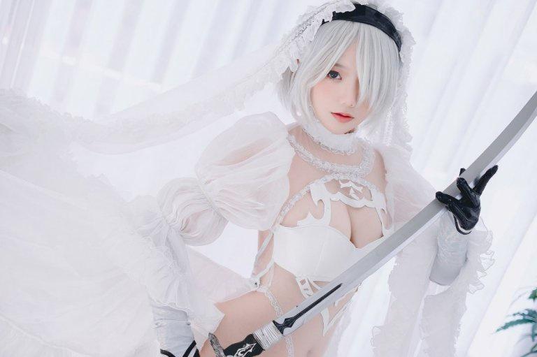 2B Nier: Automata hóa thân thành cô dâu gợi cảm trong bộ cosplay mới