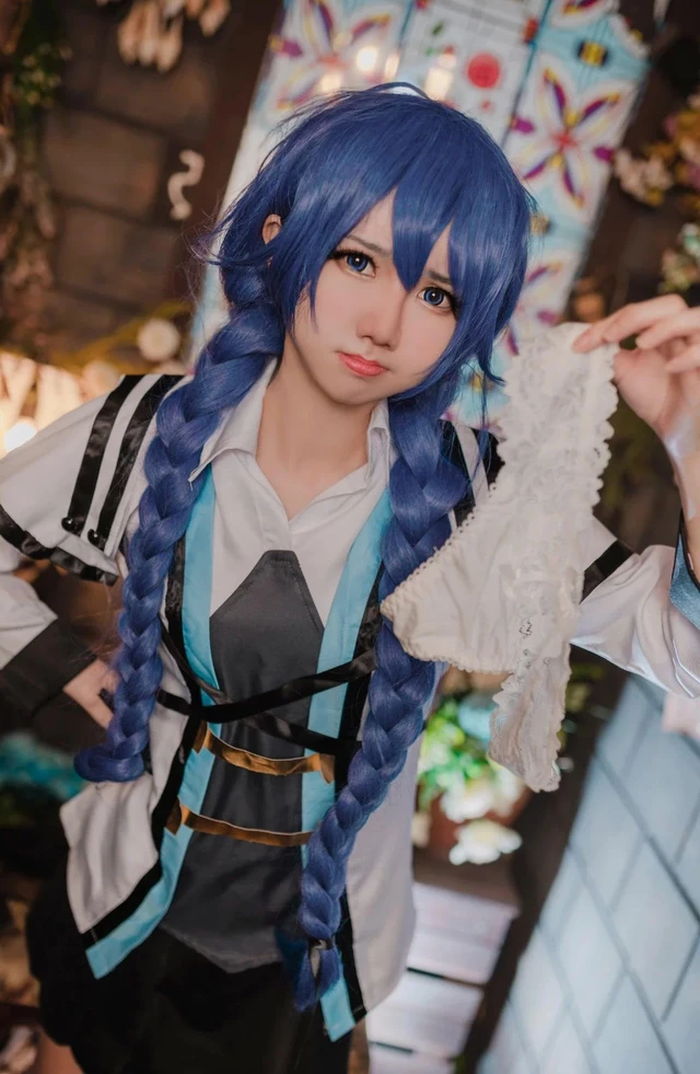 Ngất ngây với màn Cosplay Roxy Migurdia trong Mushoku Tensei